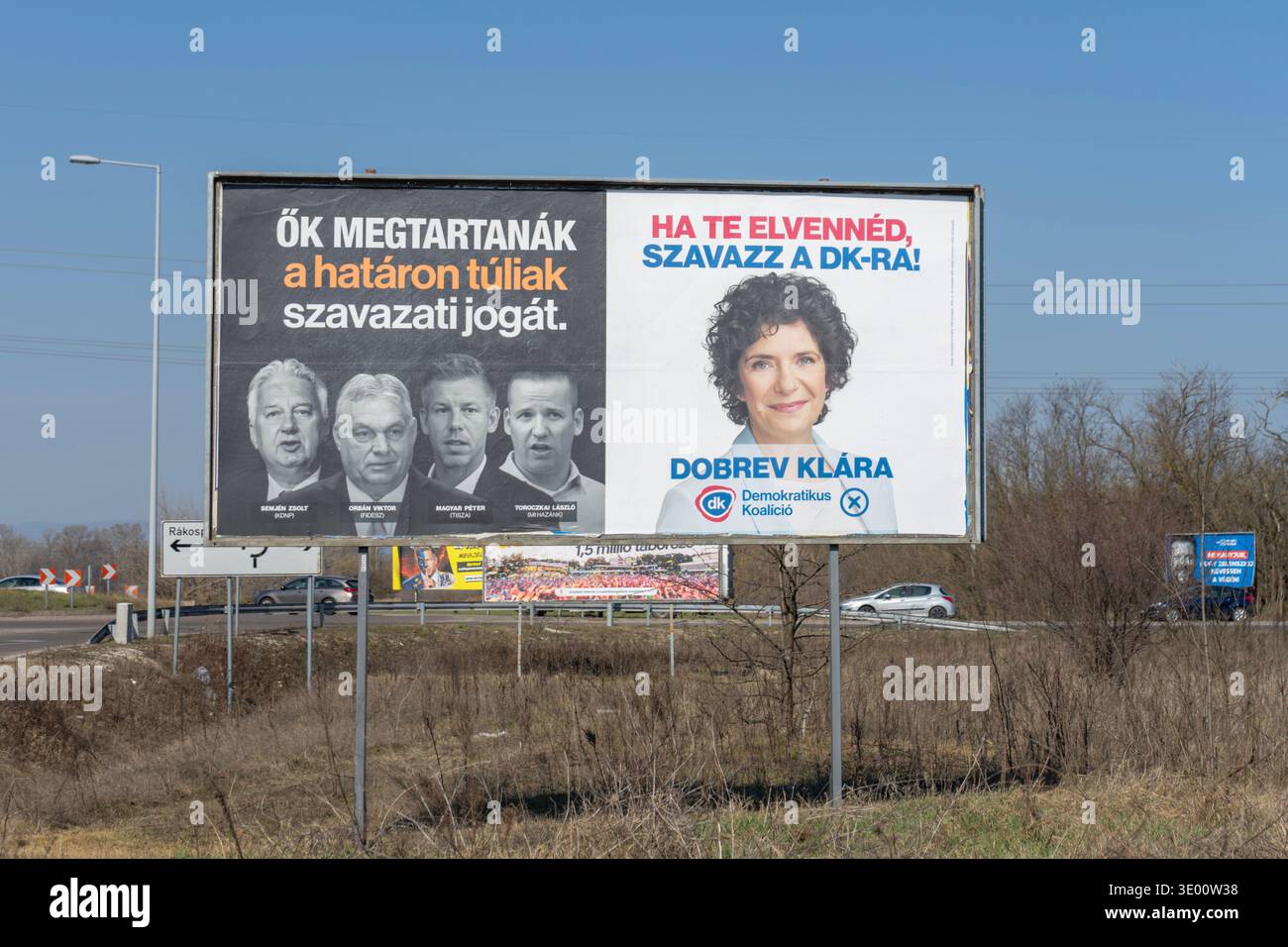 Billboard che mostra il poster della campagna del leader della Coalizione Democratica Klara Dobrev insieme a un messaggio politico sui diritti di voto della diaspora. Foto Stock