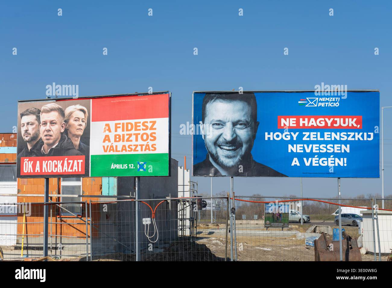 Cartelloni pubblicitari ungheresi a Budapest: Un poster della campagna Fidesz accanto a un cartellone governativo "petizione nazionale" con il ritratto di Volodymyr Zelenskyy. Foto Stock