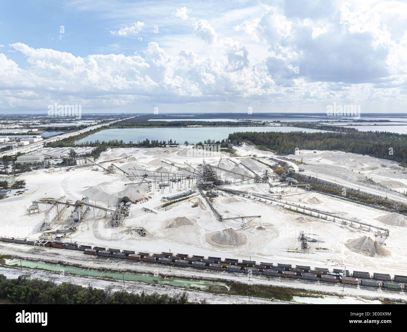 Veduta aerea della cava di calcare bianca e cruda che contrasta con le acque turchesi e la vegetazione verde, Miami, Florida, Stati Uniti. Foto Stock