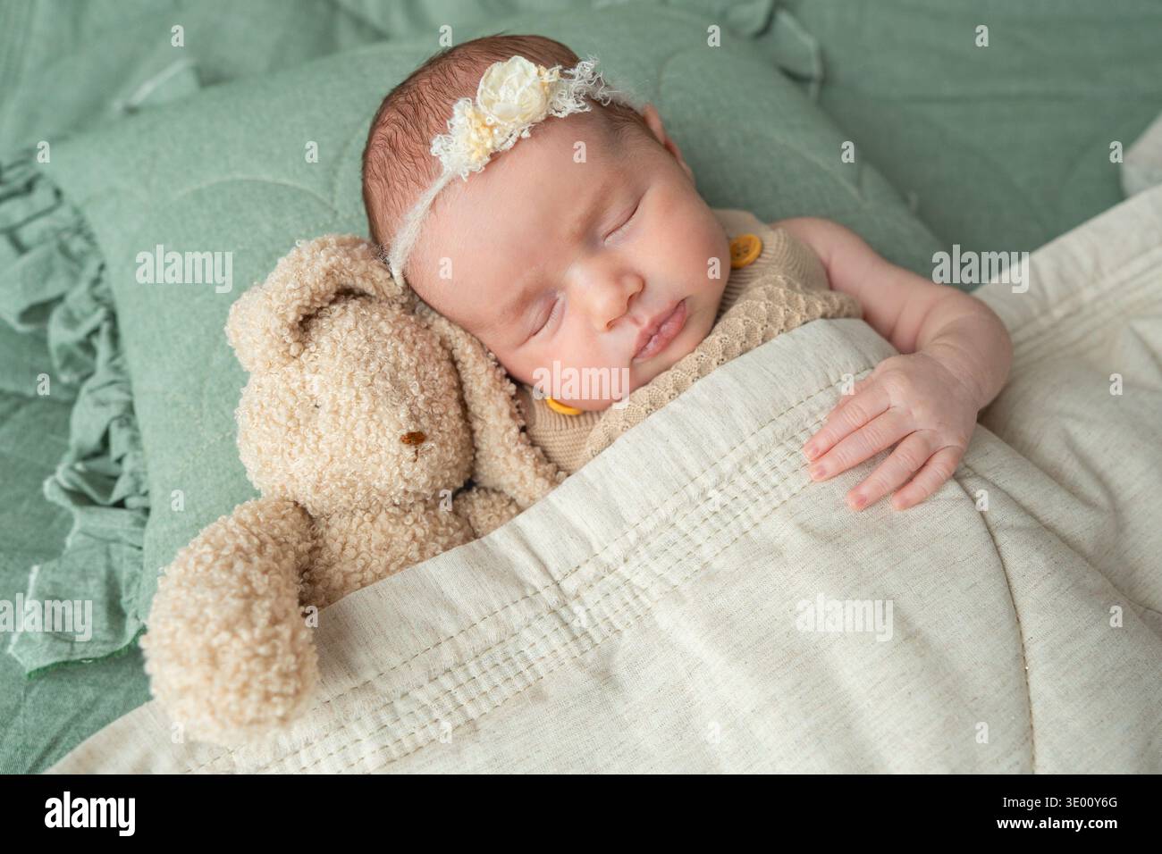 Concetto di sonno sano per il bambino in un ambiente domestico neutro. Adatto per l'educazione pediatrica, il marketing del benessere e la comunicazione sulla salute della prima infanzia Foto Stock