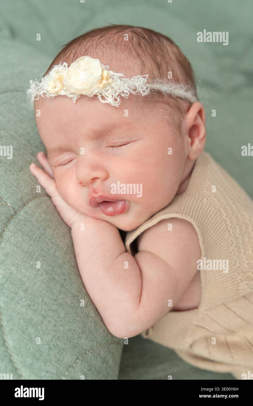 I neonati riposano in interni accoglienti con luce soffusa e atmosfera tranquilla. La scena incentrata sul comfort supporta il marketing, la grafica per lo stile di vita e la famiglia Foto Stock
