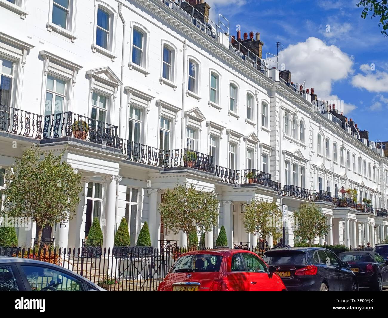 Eleganti case vittoriane con terrazza nel quartiere residenziale di Londra. Londra, Regno Unito, 29 aprile 2024 Foto Stock
