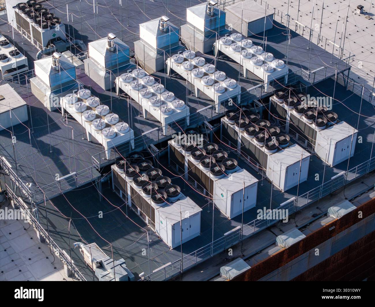 Infrastruttura di data center sul tetto con più unità di raffreddamento hvac e sistemi di ventilazione che gestiscono la temperatura per i server, Varsavia, Voivoda della Masovia Foto Stock