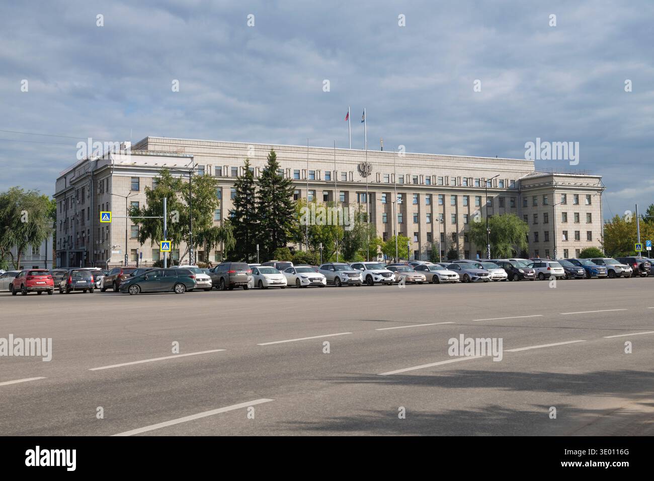 IRKUTSK, RUSSIA - 3 SETTEMBRE 2025: Vista della costruzione dell'Assemblea legislativa della regione di Irkutsk in un giorno di settembre Foto Stock