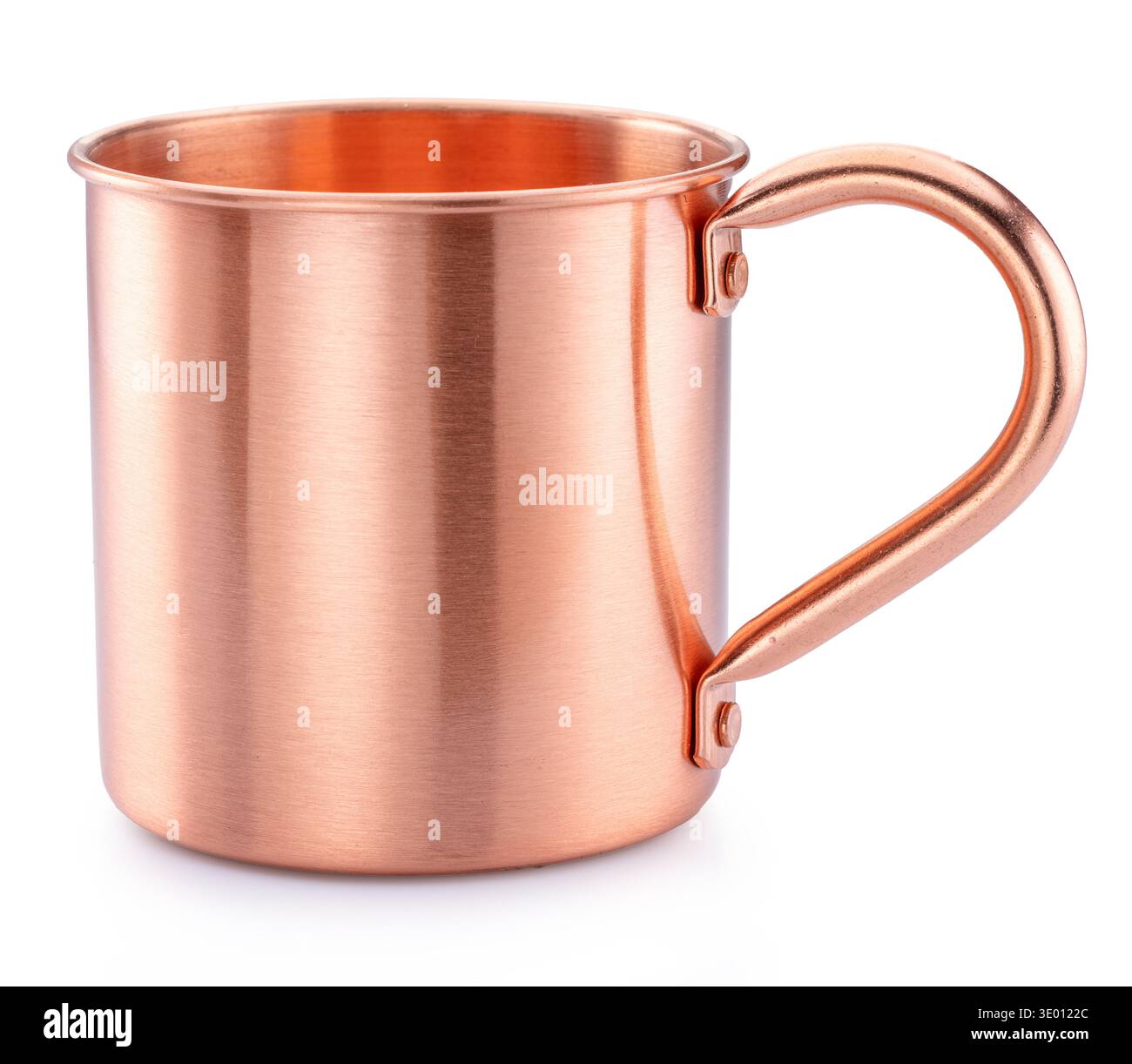 Tazza di rame per mulo mosca o acqua di rame ayurvedica su sfondo bianco. Tracciato di ritaglio. Foto Stock