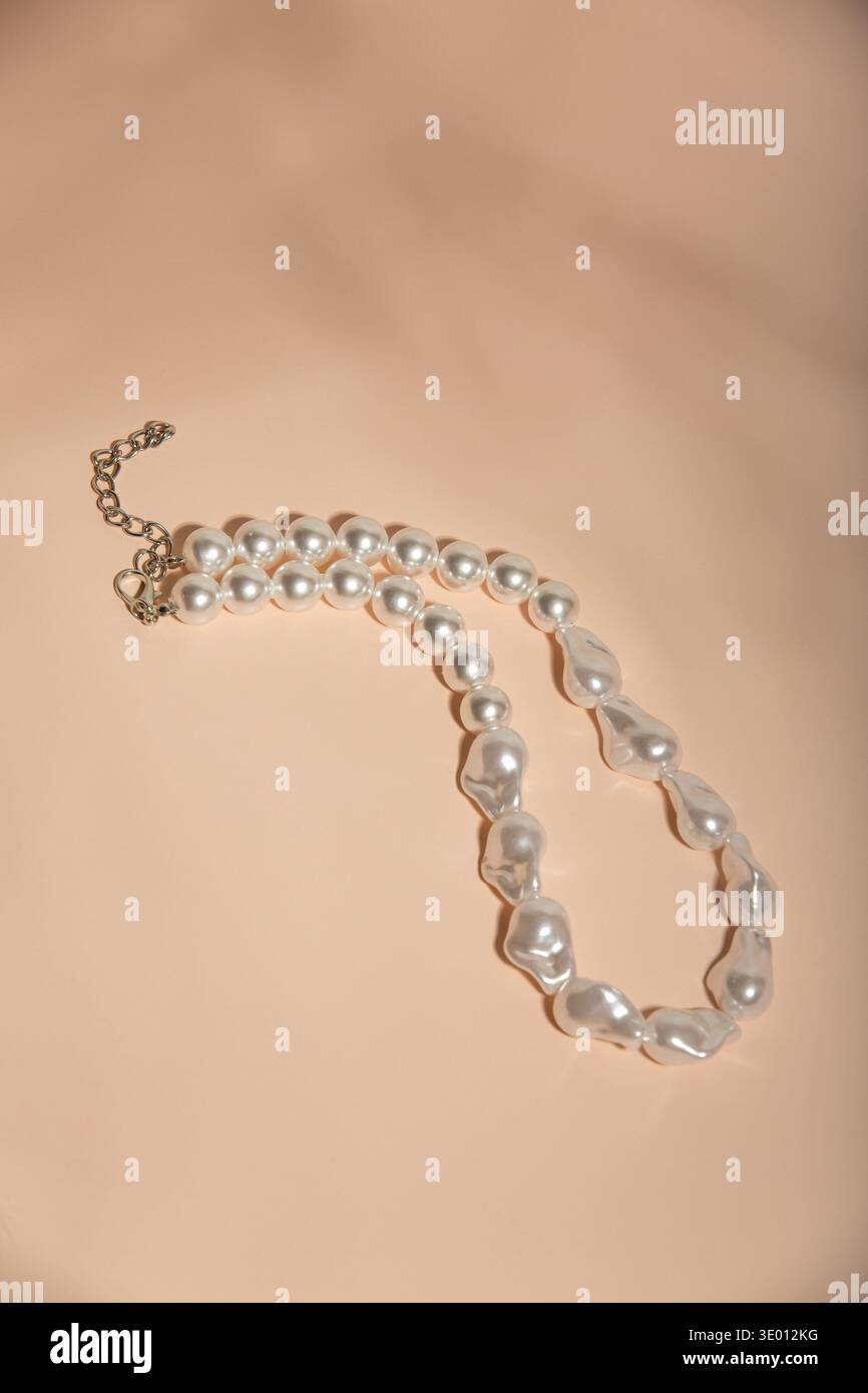 Collana di perle con dettagli oro. Collana di perle contemporanea dal design organico e dettagli in oro Foto Stock