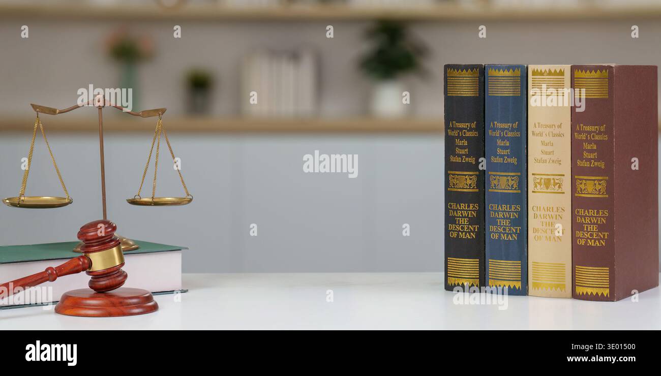 Contesto giuridico con scale e libri di legge. Una scrivania da avvocato con testi legali e un martelletto. Foto Stock
