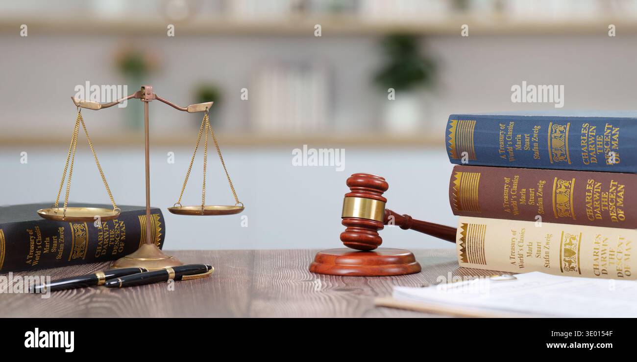 Contesto giuridico con scale e libri di legge. Una scrivania da avvocato con testi legali e un martelletto. Foto Stock