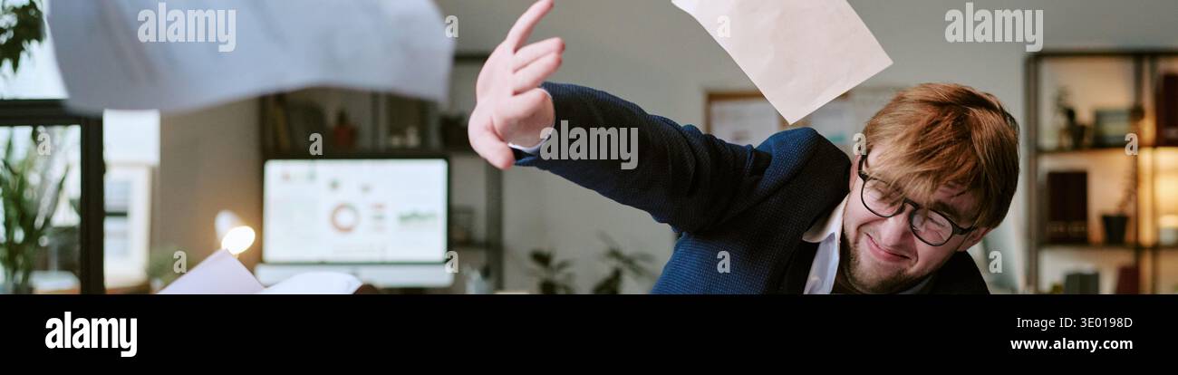 Intestazione di Young Adult Man Thing Documents in Air Expression frustration Foto Stock