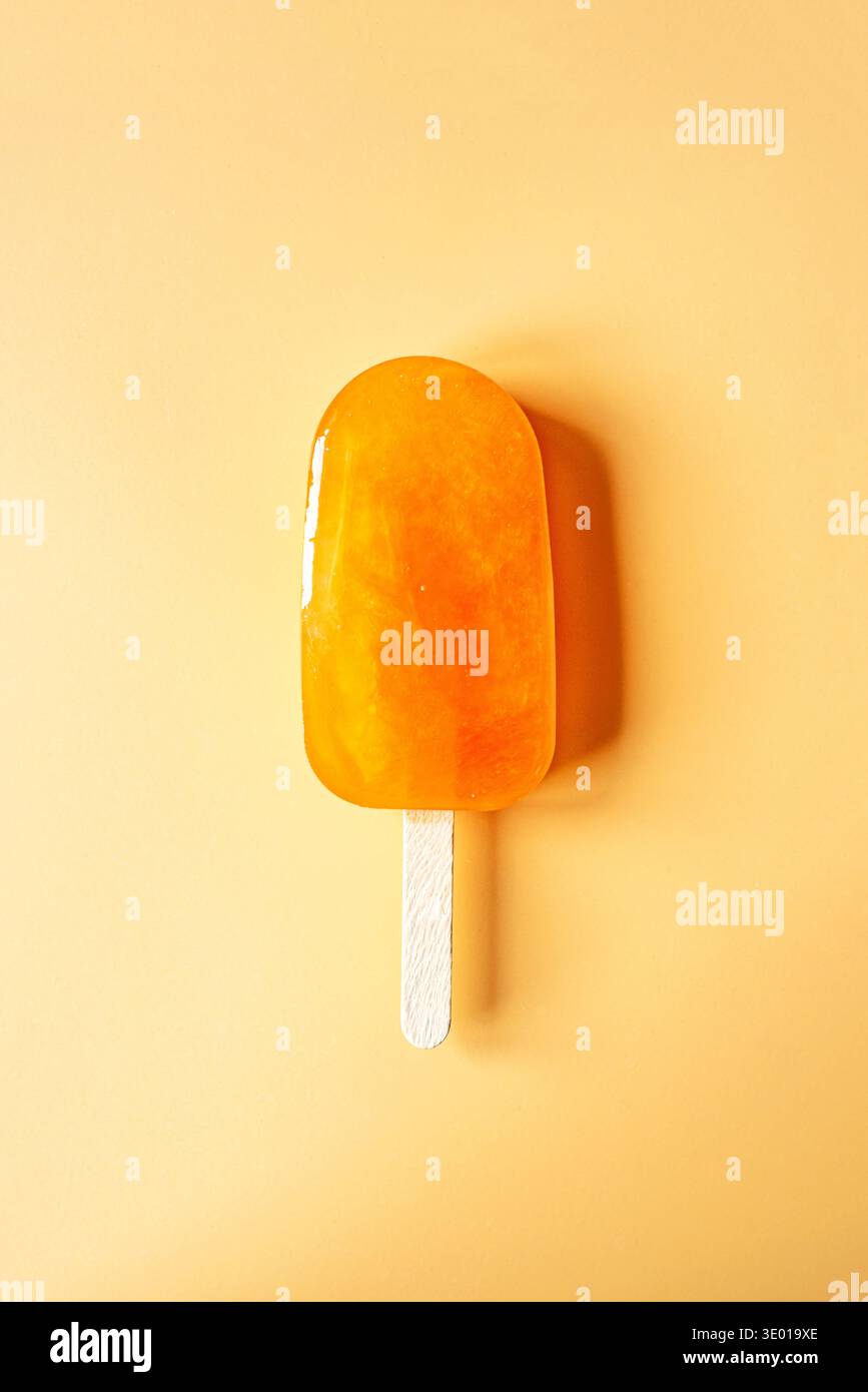 Gelato su sfondo arancione. Foto Stock