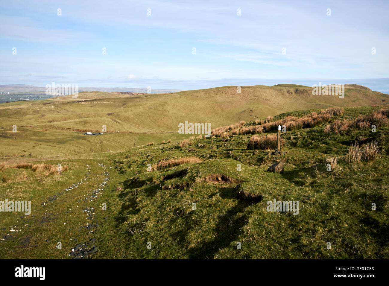 sali a piedi dal parcheggio di linford sulla sallagh braes county antrim, irlanda del nord, parte del regno unito dell'ulster way, antrim hills way e l'internationa Foto Stock