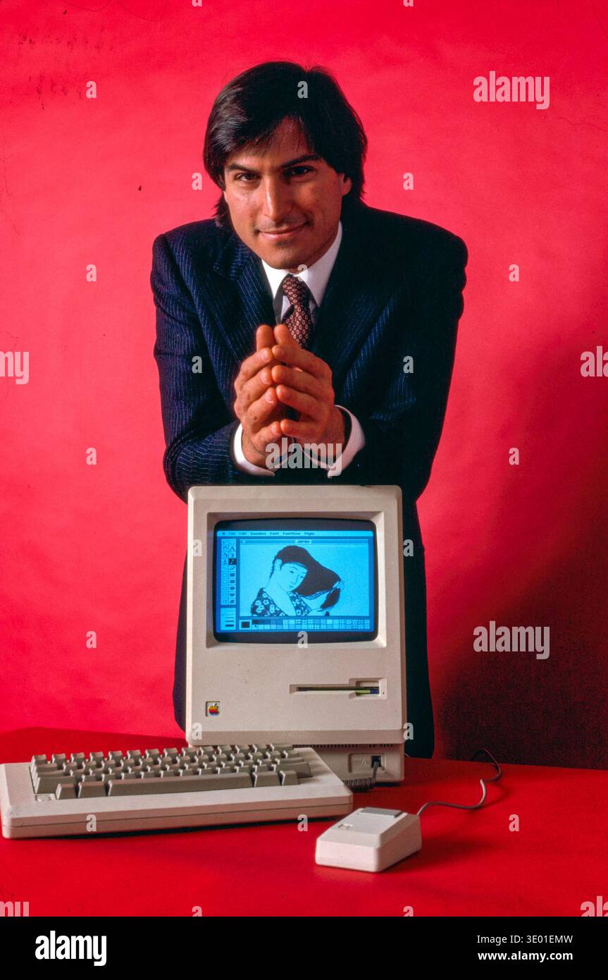 Steve Jobs con un computer Macintosh. Gennaio 1984. Foto Stock