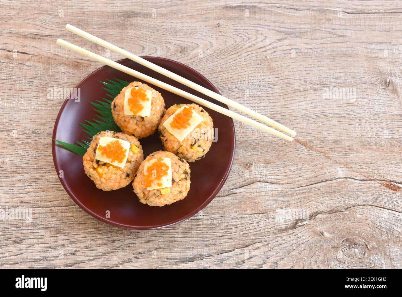 Palla di riso Jumeokbap tonno ripieno e tritare il cavolo sottaceto con il kimchi e il formaggio con uova di gamberi e cibo coreano sul piatto Foto Stock