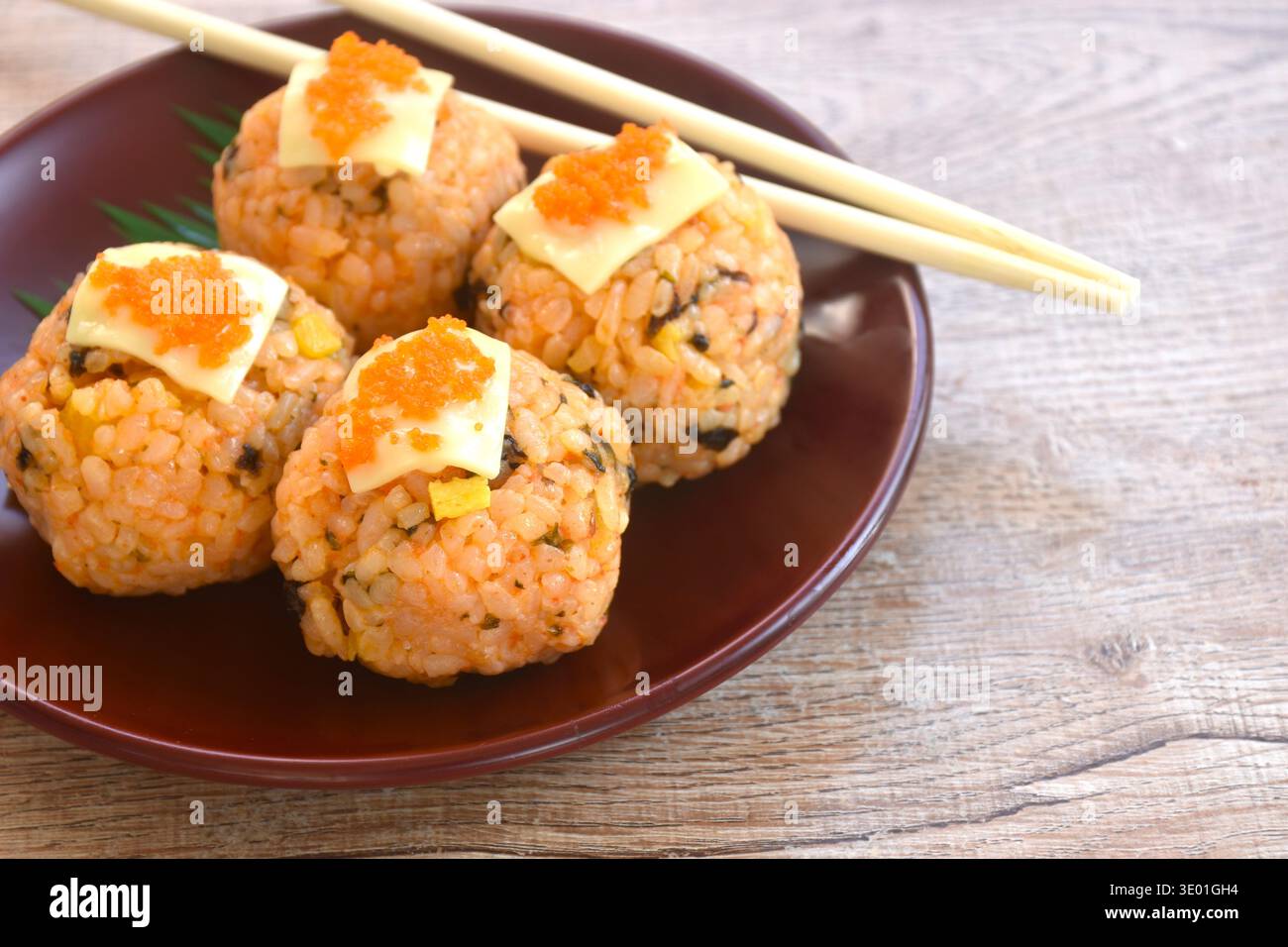 Palla di riso Jumeokbap tonno ripieno e tritare il cavolo sottaceto con il kimchi e il formaggio con uova di gamberi e cibo coreano sul piatto Foto Stock