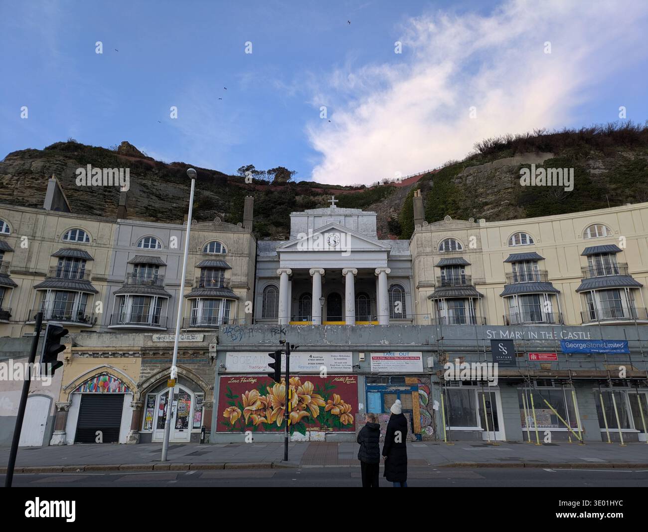 St Mary in the Castle, un edificio classificato di grado II a Pelham Crescent a Hastings, nell'East Sussex, in una giornata invernale con cieli azzurri - Immagine stock catturata con smartphone