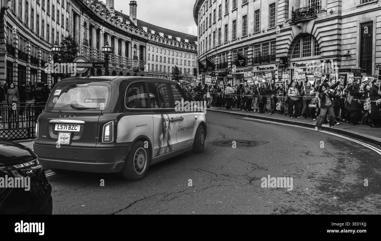 Immagine in bianco e nero della giornata internazionale della donna a Londra, e Million Women Rise Rally protesta contro la violenza contro le donne e chiede l’uguaglianza. Foto Stock