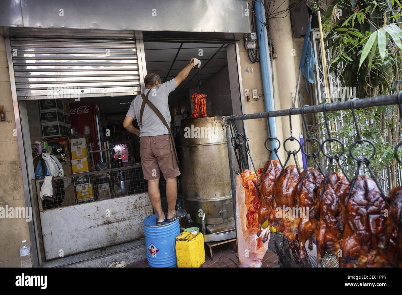 Bangkok, Thailandia. 20 marzo 2025 uno chef cinese prepara l'anatra alla pechinese in un popolare mercato di Street food a Chinatown, Bangkok, Thailandia Foto Stock
