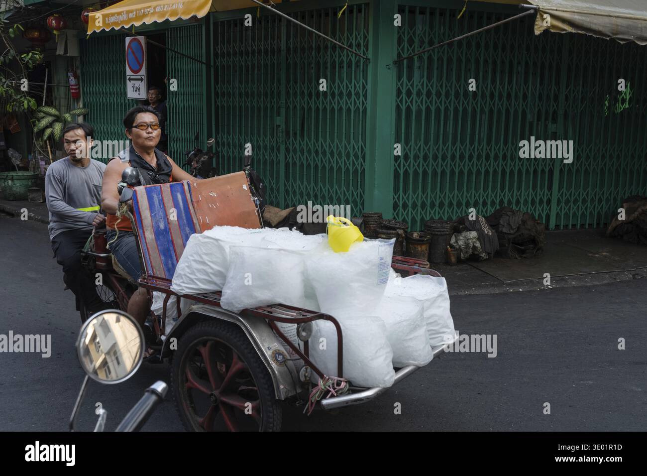 Bangkok, Thailandia. 18 marzo 2025. Un servizio di consegna ghiaccio ad hoc nel quartiere Talat noi di Bangkok, Thailandia, Asia Foto Stock