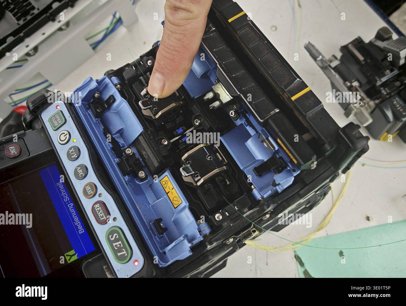Rete informatica e connessione online mondiale nell'era digitale Foto Stock
