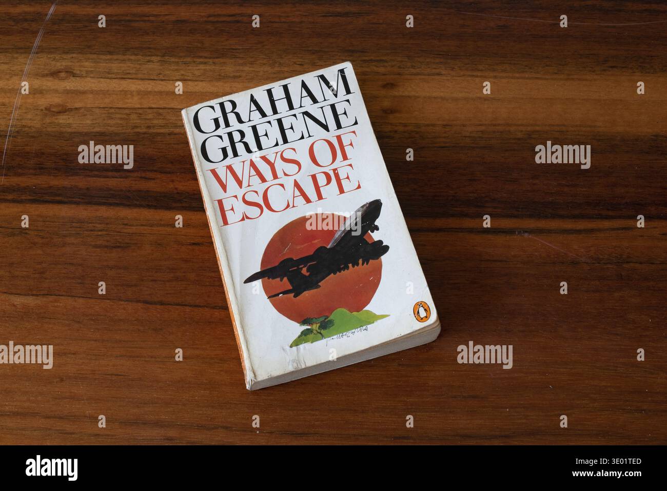 Londra, Regno Unito. 24 agosto 2024. Una copia cartacea usata di Ways of Escape pubblicata da Penguin Books dell'autore britannico Graham Greene Foto Stock