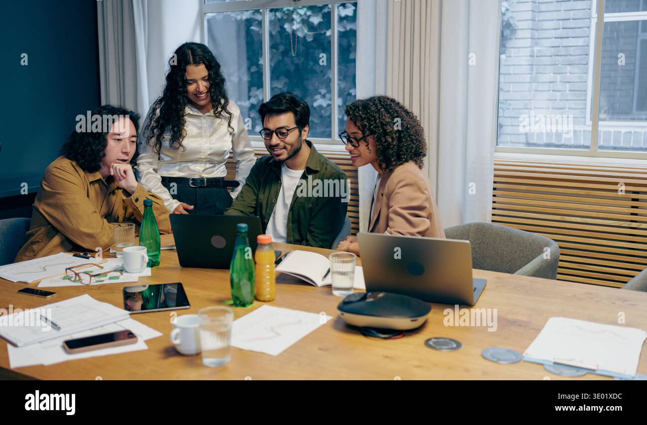 Riunione del team per lo sviluppo dei prodotti, workshop che coinvolge la prototipazione e discussioni strategiche Foto Stock