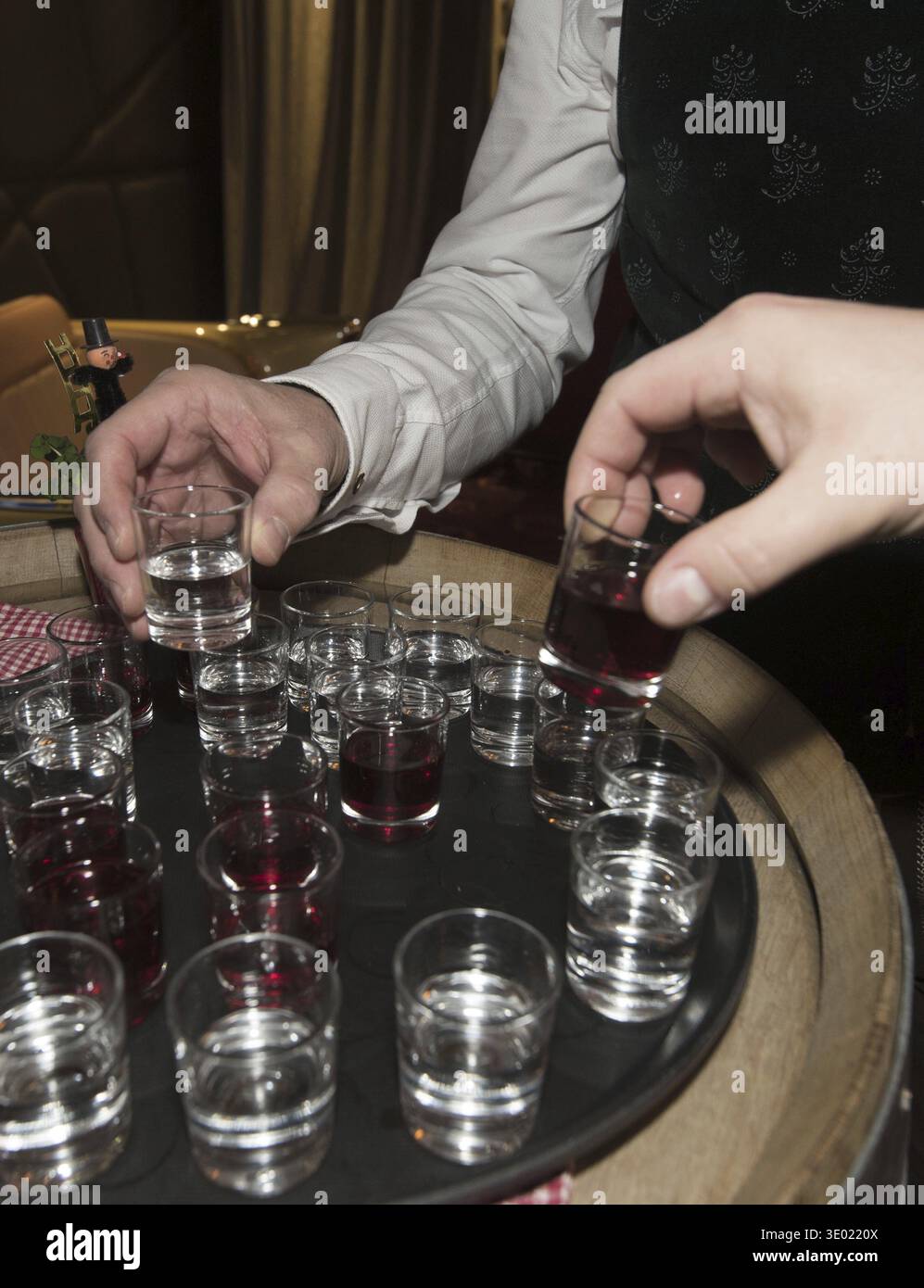 Bere un bicchierino di grappa o bere, liquore duro Foto Stock
