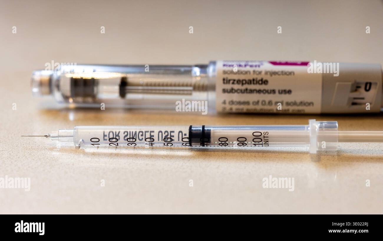 pic mostra: (Stile attuale) Mounjaro KwikPen presumibilmente usò dopo 4 dosi di 60 ml, ma un'ultima dose è rimasta nella penna. Eli Lilly ha fatto rapporto Foto Stock