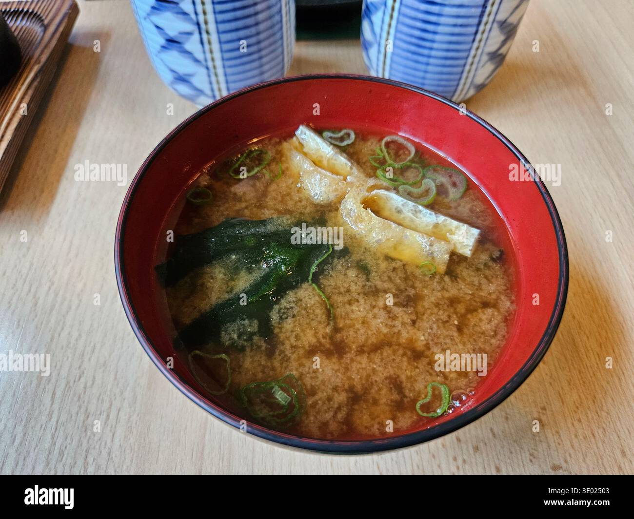 Zuppa giapponese Miso al ristorante - tradizionale brodo ricco di Umami con tofu e alghe marine, classica zuppa di miso servita calda in un ristorante giapponese, il featuri Foto Stock
