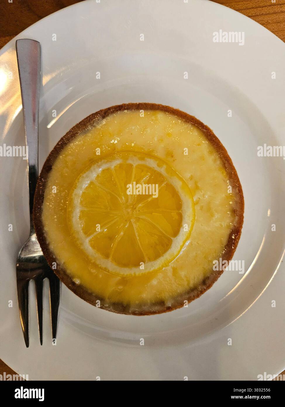 Torta all'uovo di limone – Bright Citrus Pastry con ripieno di crema pasticcera di seta, delicata crostata con crosta di burro ripiena di crema all'uovo liscia infuso di Foto Stock