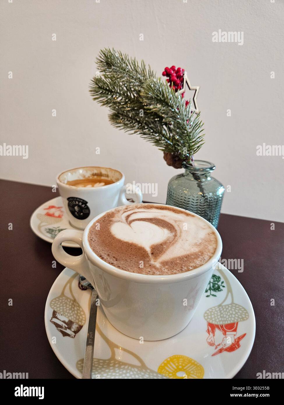 Cappuccino con torta al cioccolato - bevanda espresso cremosa abbinata a un dessert ricco e decadente, cappuccino morbido e schiumoso accompagnato da un cioccolato umido Foto Stock