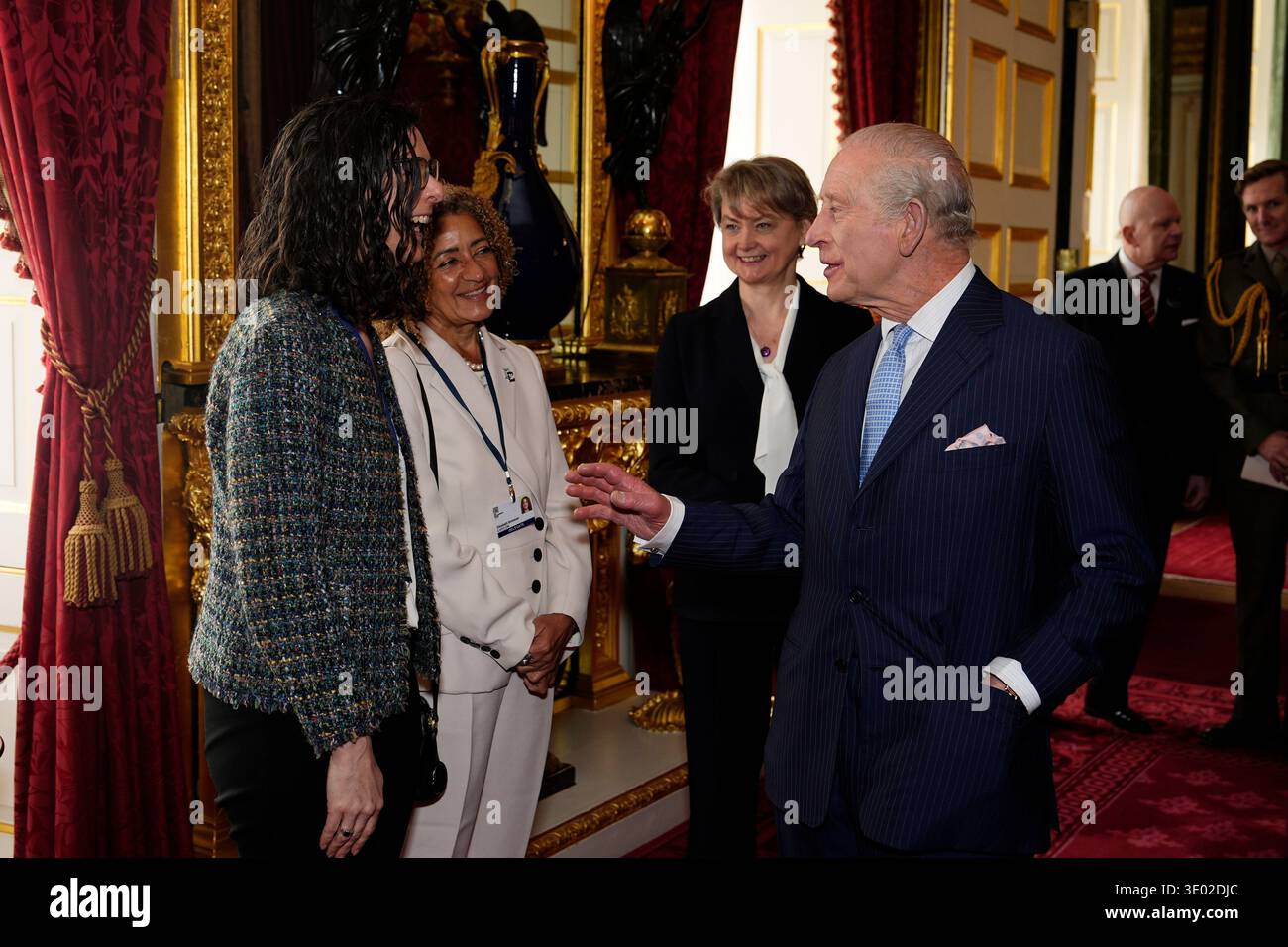 Re Carlo III parla con il direttore delle Americhe Harriet Thompson (a sinistra) ad un ricevimento per i ministri degli Esteri dei Caraibi a St James's Palace, Londra. Data foto: Martedì 10 marzo 2026. Foto Stock