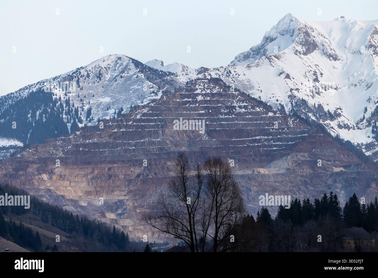 Il punto di riferimento "Styrian Erzberg" a Eisenerz, con la cima del monte Eisenerzer Reichenstein sullo sfondo. Foto Stock
