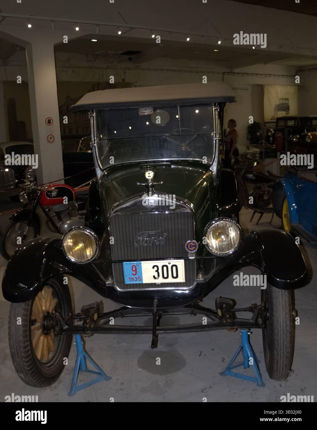 Una storica Ford Model T nera, la prima automobile prodotta in serie, esposta al Belgrado Automobile Museum. Foto Stock