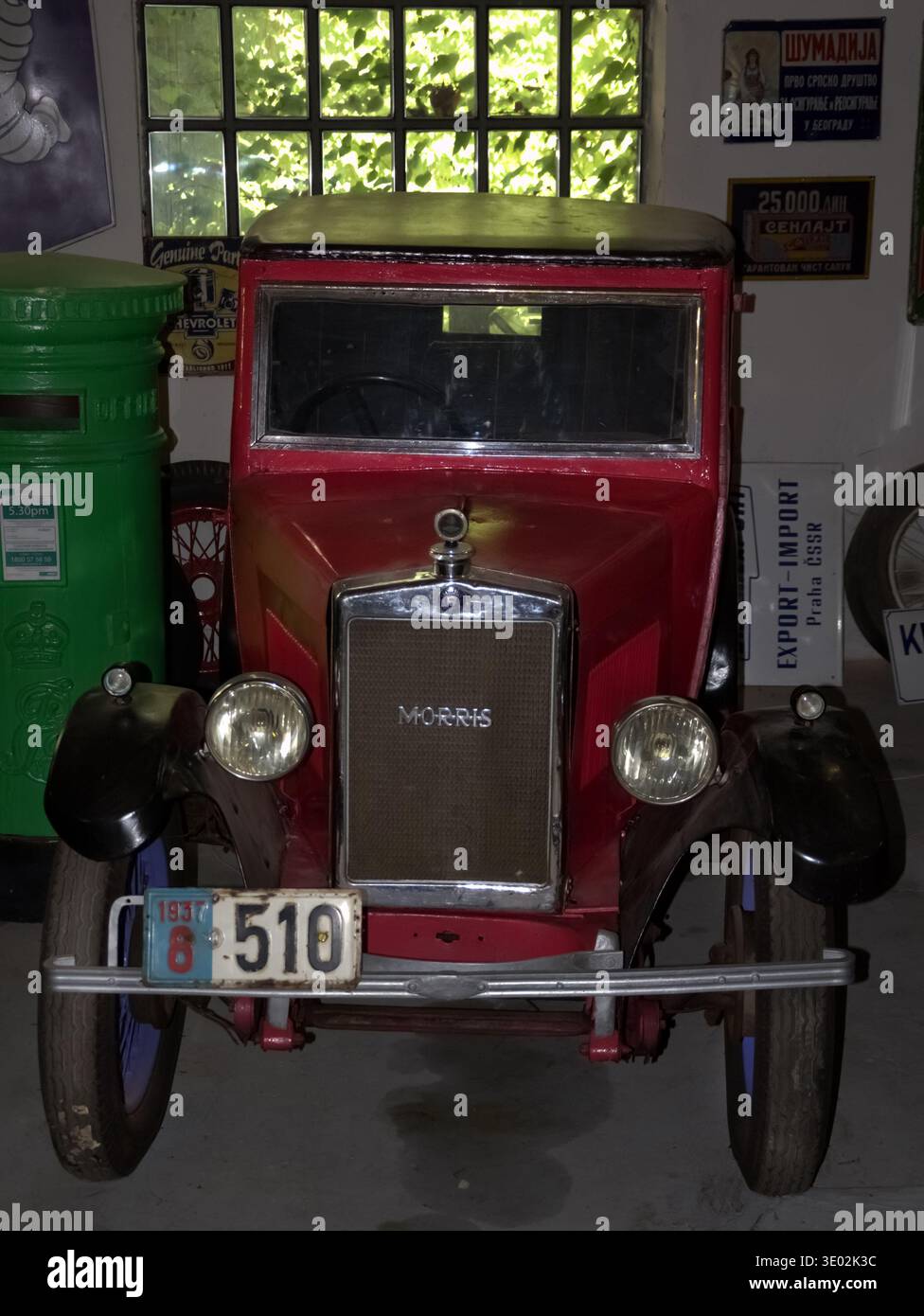 Vista frontale di un Morris Cowley rosso d'epoca della fine degli anni '1920, esposto insieme a cimeli antichi al Belgrado Automobile Museum. Foto Stock