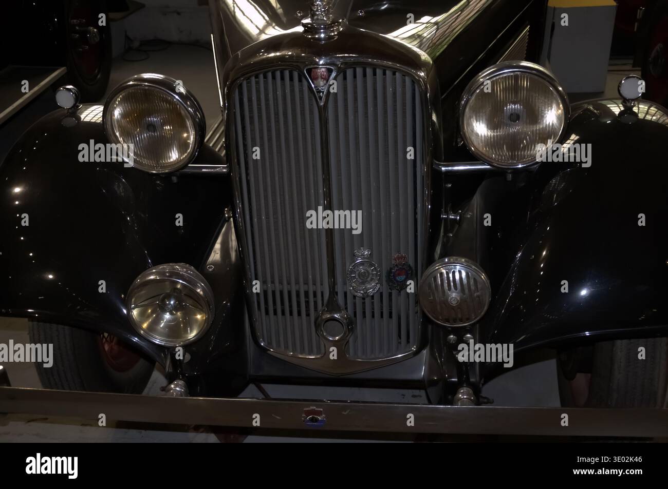 Vista frontale dettagliata di una classica berlina Rover 16 degli anni '1930, con l'elegante griglia cromata verticale e i fari rotondi vintage della Belgrade Auto Foto Stock