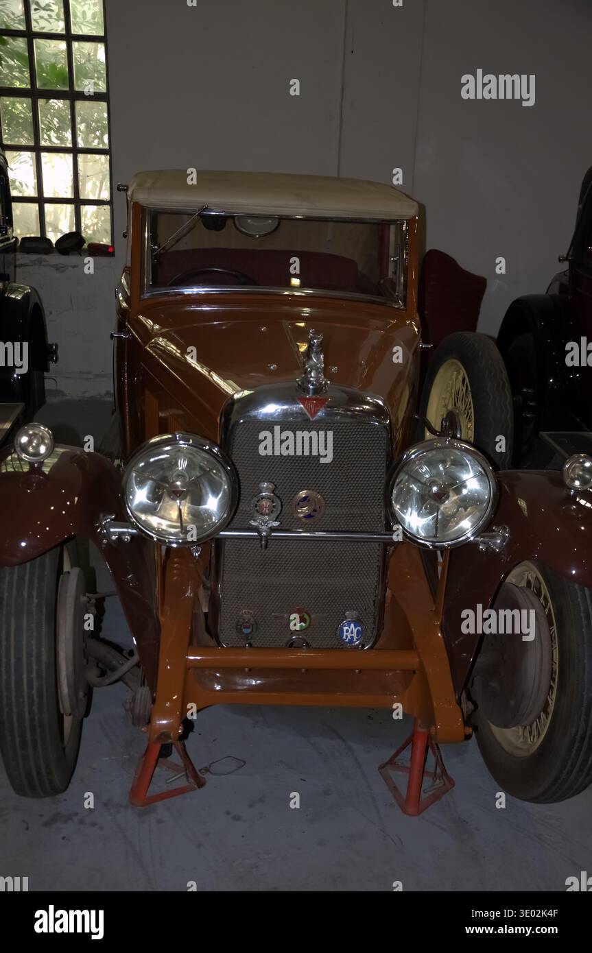 Vista frontale di una Ford Model A 1930 classica con griglia cromata e fari rotondi presso il museo dell'automobile di Belgrado. Foto Stock