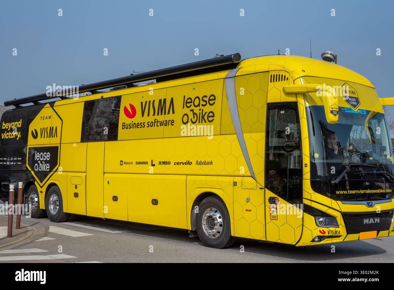 Poissy, Francia, 03.08.2026. Il Visma Lease un autobus del team bike nella prima tappa della gara ciclistica a tappe Parigi - Nizza Foto Stock