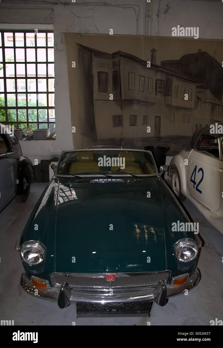 Vista frontale (anfa) di una classica auto sportiva d'epoca MG B Roadster verde scuro presso il Museo dell'automobile di Belgrado "moderna Garaza". Foto Stock