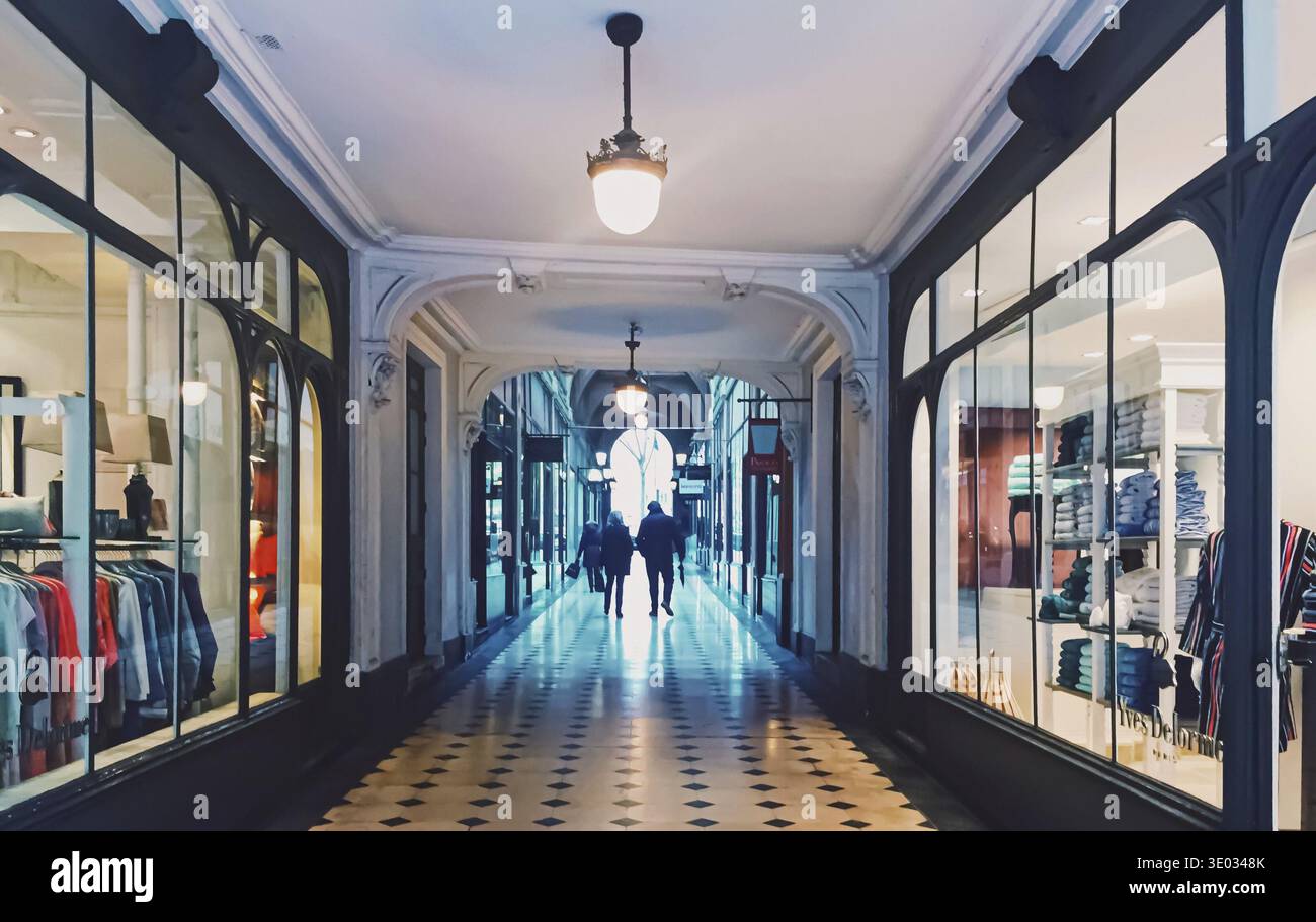Parigi, Francia circa gennaio 2020: Architettura parigina e edifici storici, ristoranti e boutique nelle strade di Parigi, Francia Foto Stock