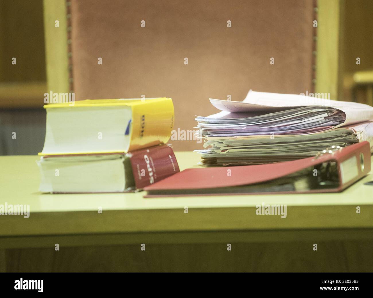 Fascicoli e cartelle in aula, casi di giustizia su carta Foto Stock
