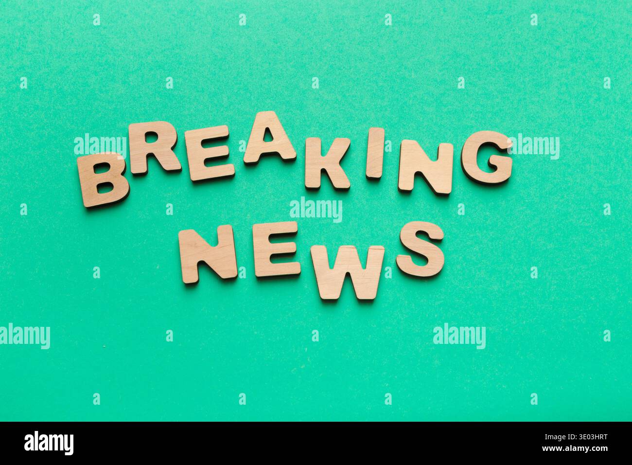 Frasi di notizie fatte di lettere di legno su sfondo verde Foto Stock