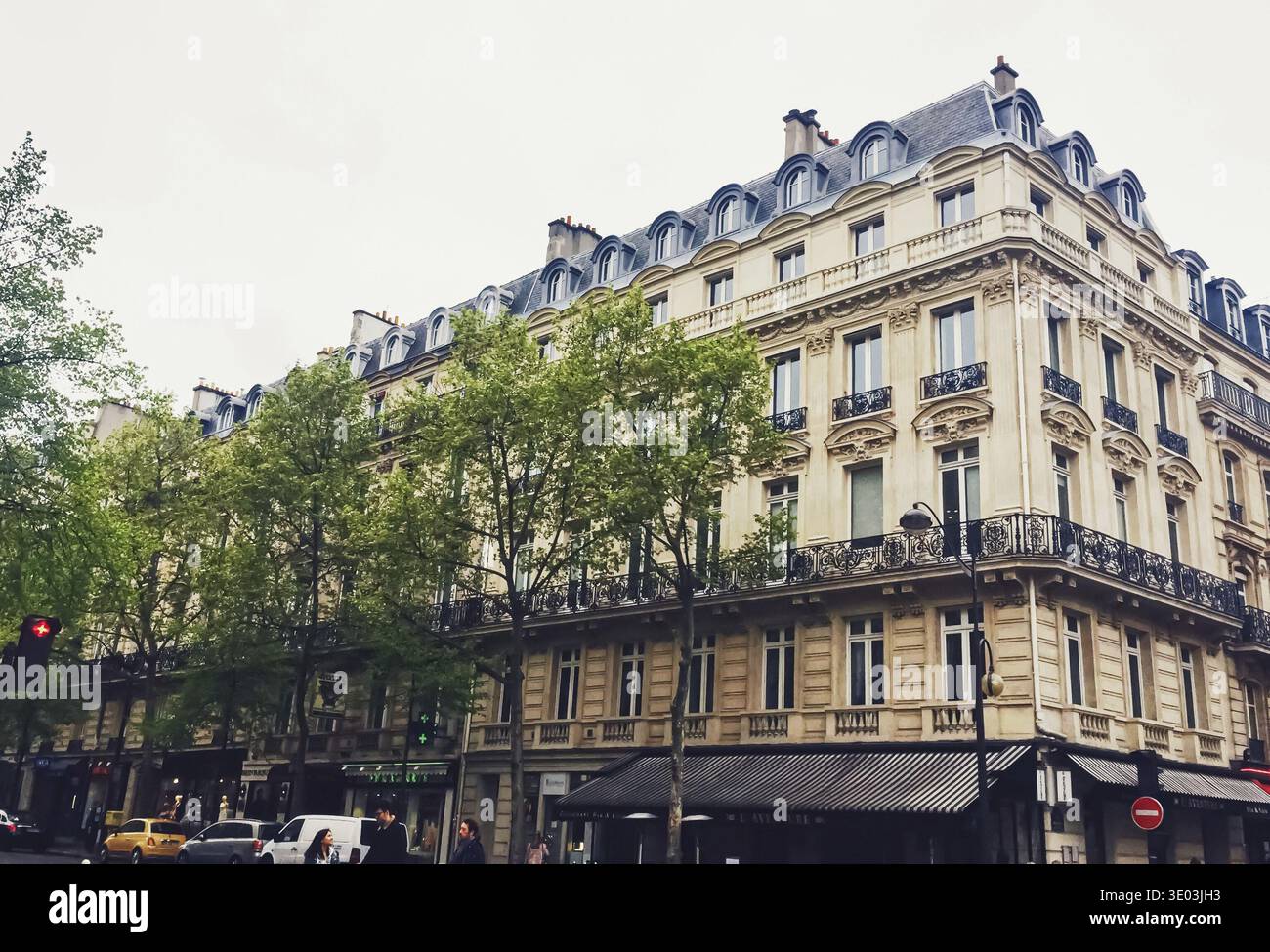Parigi, Francia circa gennaio 2020: Architettura parigina e edifici storici, ristoranti e boutique nelle strade di Parigi, Francia Foto Stock