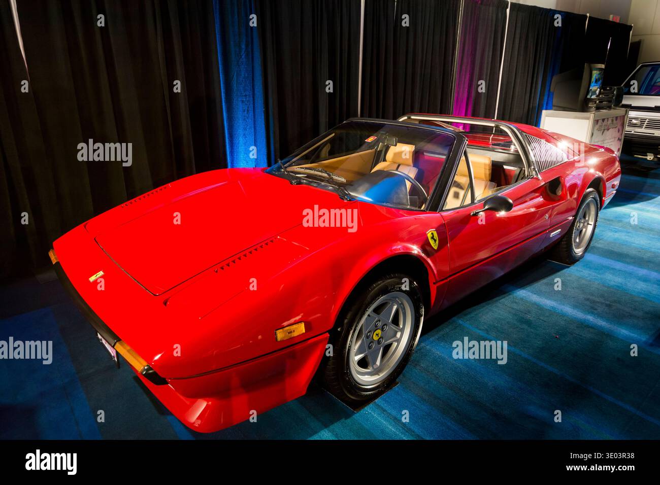 Una Ferrari 308 GTS 1980 in "Rosso corsa" (rosso corsa) un colore tradizionalmente associato alle corse italiane e in particolare alle auto sportive Ferarri Foto Stock