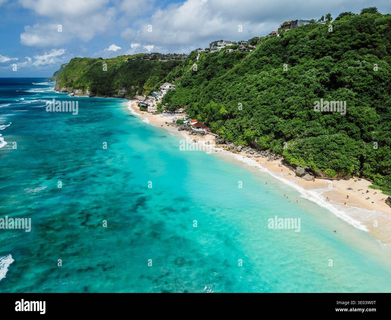 Spiaggia tropicale con oceano turchese a Bali. Vista dal drone del famoso luogo di vacanza Foto Stock