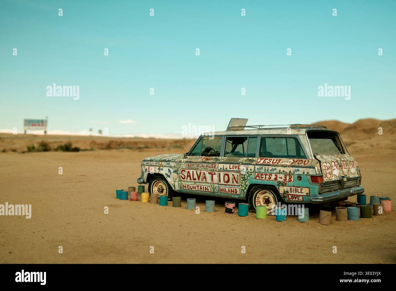 Station wagon d'epoca dipinta con opere d'arte religiose a Salvation Mountain nel deserto della California. Foto Stock