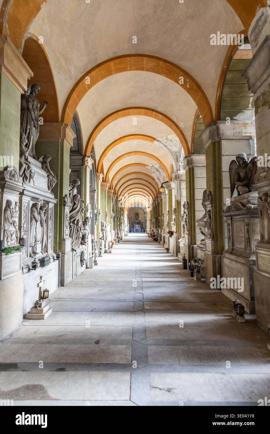 Genova, Italia - maggio 2025: Cimitero di Staglieno, prospettiva corridoio. Vasto cimitero monumentale famoso per il suo scultore monumentale. Foto Stock