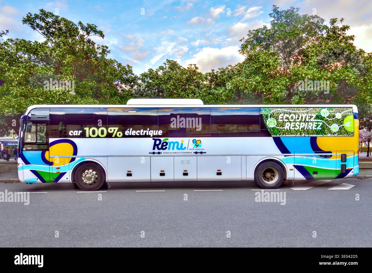 Un autobus pubblico al 100% elettrico gestito da REMI in attesa al capolinea di Tours Gare - Tours, Indre-et-Loire (37), Francia. Foto Stock
