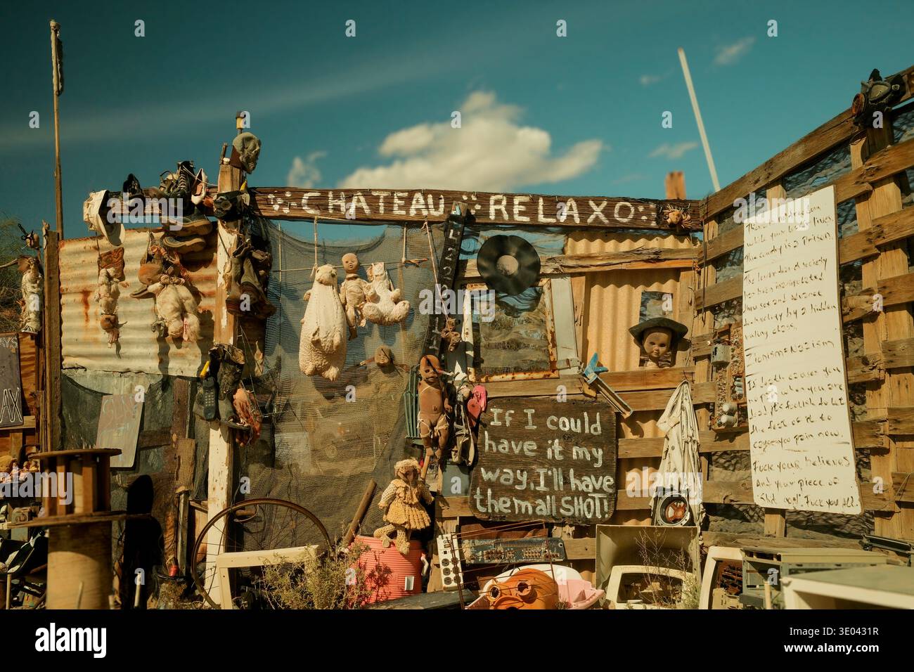 Strutture artistiche nel deserto e sculture fatte a mano a Slab City, nella regione del Mare di Salton, California, USA Foto Stock