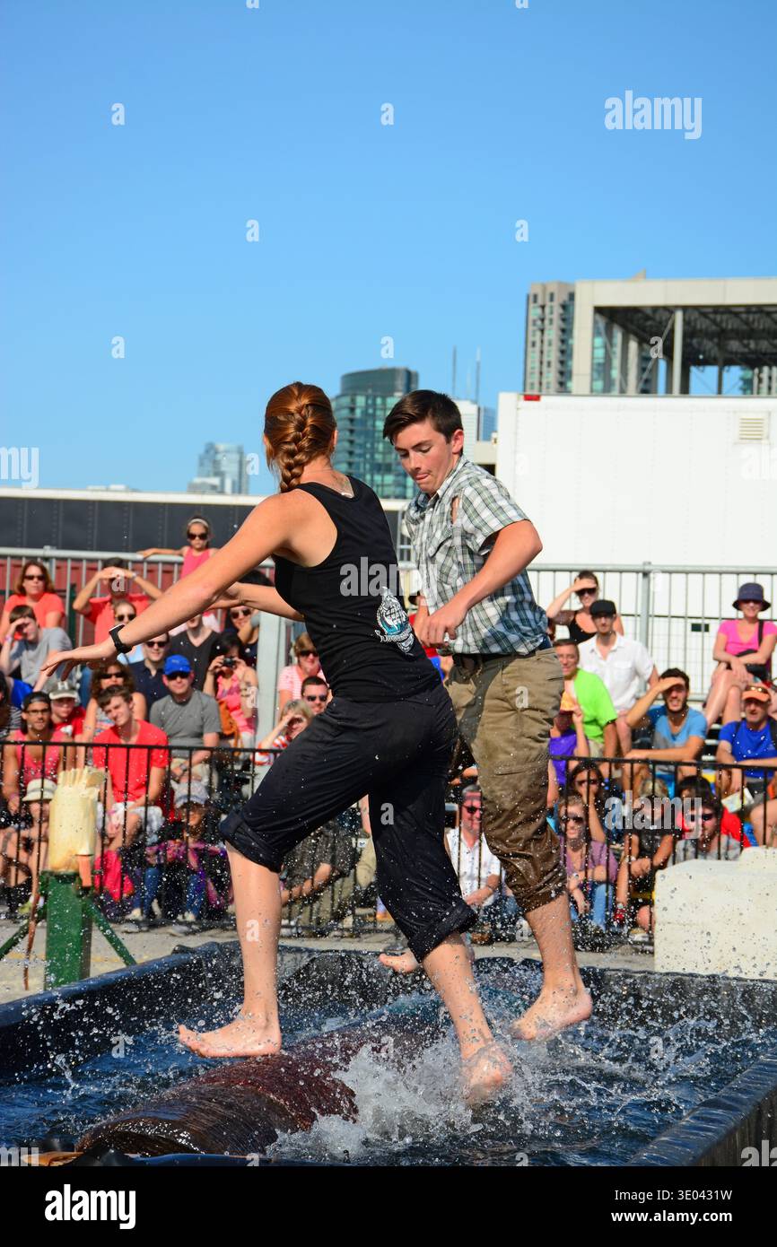 Log balance in water, log Rolling Competition in Nord America. Foto Stock