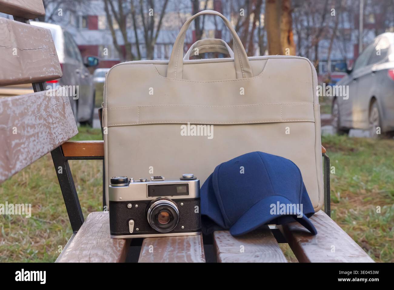 Fotografia del parco cittadino autunnale. Momenti di vita urbana quotidiana catturati con le classiche attrezzature fotografiche in Park. Ambiente urbano informale all'aperto con stile vintage Foto Stock